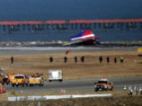 Во время крушения в Сан-Франциско Boeing-777-200 южнокорейской компании Asiana Airlines на взлетно-посадочную полосу выбросило двух членов экипажа. Стюардессам удалось выжить Во время крушения в Сан-Франциско Boeing-777-200 южнокорейской компании Asiana Airlines на взлетно-посадочную полосу выбросило двух членов экипажа. Стюардессам удалось выжить