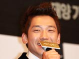 Популярного южнокорейского певца и актера Rain из армии встречала толпа поклонников Популярного южнокорейского певца и актера Rain из армии встречала толпа поклонников
