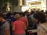 Алексея Навального ненадолго посадили в автозак, едва только он сдал подписи в Мосизбирком Алексея Навального ненадолго посадили в автозак, едва только он сдал подписи в Мосизбирком