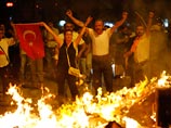 Новые столкновения граждан с полицией были зафиксированы в Турции в ночь на 11 июля. Полицейские уже в который раз за последние недели применили против манифестантов слезоточивый газ и водометы