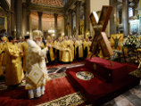 Из аэропорта крест перевезли в Казанский кафедральный собор Петербурга, где он будет доступен для поклонения до 15 июля