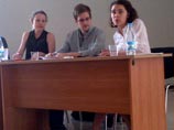 Сара Харрисон (на фото - слева) и Эдвард Сноуден, аэропорт "Шереметьево", 12 июля 2013 года