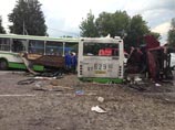 Водитель "КамАЗа", протаранивший автобус, выжил, вылетев из машины