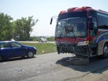 В ДТП с участием автобуса, перевозившего детей, и трех легковых автомобилей на трассе в Мясниковском районе Ростовской области, по предварительным данным, один взрослый погиб, еще один пострадал
