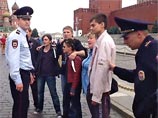 На Красной площади задержали активистов с плакатом "Гомофобия - религия быдла" На Красной площади задержали активистов с плакатом "Гомофобия - религия быдла"