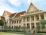 Университет Чулалонгкорн в Бангкоке выразил "глубокое сожаление" в связи с появлением гигантского полотна во всю стену, которое поступившие студенты представили на прошлой неделе в качестве традиционного прощания выпускникам