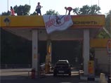 На этот раз девушки в фирменных балаклавах и цветных колготках захватывали "нефтяные объекты страны" На этот раз девушки в фирменных балаклавах и цветных колготках захватывали "нефтяные объекты страны"