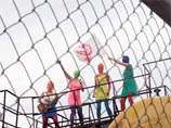 Активистки Pussy Riot выпустили клип на новую песню: поливают нефтью портет Сечина на вышках (ВИДЕО) Активистки Pussy Riot выпустили клип на новую песню: поливают нефтью портет Сечина на вышках (ВИДЕО)