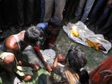 Жители индийской деревни взбунтовались из-за смерти двух десятков отравившихся школьников