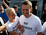 Навальный прибыл из столицы на поезде "Вятка", который из-за разнообразия известных пассажиров в нем журналистка Ольга Романова прозвала "Ноевым ковчегом"