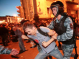 Правозащитники заявили, что более 110 человек были задержаны вечером 18 июля возле Манежной площади в Москве во время не согласованной с властями акции в поддержку оппозиционера Алексея Навального Правозащитники заявили, что более 110 человек были задержаны вечером 18 июля возле Манежной площади в Москве во время не согласованной с властями акции в поддержку оппозиционера Алексея Навального
