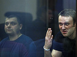 Кировский областной суд, рассмотрев представление прокуратуры, постановил отпустить из-под ареста оппозиционера и кандидата в мэры Москвы Алексея Навального и бизнесмена Петра Офицерова Кировский областной суд, рассмотрев представление прокуратуры, постановил отпустить из-под ареста оппозиционера и кандидата в мэры Москвы Алексея Навального и бизнесмена Петра Офицерова