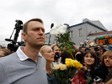 Желающие встретить неожиданно освобожденного из-под стражи оппозиционера собирались на вокзале с утра. Как сообщало ИТАР-ТАСС, многие были в белых майках с надписью "Навальный" или "Брат Навального"