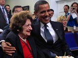 В августе 2009 года, когда Томас исполнилось 89 лет, Обама специально зашел на регулярный брифинг для журналистов, чтобы пропеть имениннице песенку "Happy Birthday to You"