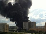 В строящемся здании на западе Москвы загорелся пенопласт: черным дымом заволокло небо
