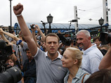 Организаторы акции "Против судебного произвола" в поддержку кандидата в мэры Москвы Алексея Навального, приговоренного к пяти года лишения свободы по делу о хищении имущества "Кировлеса", решили не проводить ее