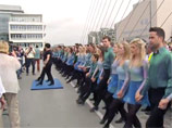 В Дублине поставили рекорд - две тысячи человек станцевали Riverdance (ВИДЕО) В Дублине поставили рекорд - две тысячи человек станцевали Riverdance (ВИДЕО)