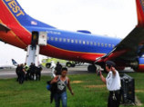 ЧП в аэропорту Нью-Йорка: самолет с подломившимся шасси жестко сел на нос (ФОТО)