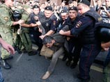 Дело об избиении сторонника Навального у Госдумы зависло в полиции. Он уверяет, что омоновец хватал за причинное место