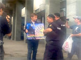 Московские гей-активисты попались у главной детской библиотеки с плакатом "Быть геем нормально"