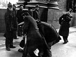 Песков также сообщил, что его босс сильно удивился, увидев свои фотографии в молодости якобы при задержании известного диссидента в Санкт-Петербурге (тогда еще Ленинграде) в 1989 году Песков также сообщил, что его босс сильно удивился, увидев свои фотографии в молодости якобы при задержании известного диссидента в Санкт-Петербурге (тогда еще Ленинграде) в 1989 году