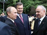 Перед началом праздничного молебна, посвященного 1025-летию Крещения Руси. С президентом Украины Виктором Януковичем и президентом Молдавии Николаем Тимофти Перед началом праздничного молебна, посвященного 1025-летию Крещения Руси. С президентом Украины Виктором Януковичем и президентом Молдавии Николаем Тимофти