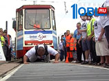 Челябинский силач установил новый рекорд, протащив семь трамвайных вагонов 