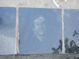 Особый колорит и без того весьма некрасивой ситуации придает тот факт, что на одной из этих плит изображен легендарный советский актер Савелий Крамаров, скончавшийся и похороненный в США