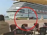 ВИДЕО: большое судно чуть не раздавило лодку с туристами в Венеции