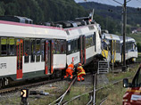 Спасатели, работающие на месте столкновения двух пассажирских поездов в швейцарском городе Гранж-пре-Марнан в западном кантоне Во, извлекли из-под обломков тело машиниста одного из составов