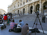 Во вторник перед Дворцом правосудия в Риме собрались журналисты более 30 каналов из разных стран. Приговор по делу Mediaset был вынесен осенью прошлого года, позже с ним согласился Апелляционный суд