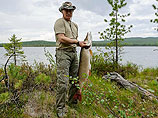 Лукашенко объявил, что превзошел Путина: поймал в реке Припять сома весом 57 кг 