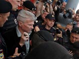 Сотрудники московской полиции традиционно задержали лидера незарегистрированной партии "Другая Россия" Эдуарда Лимонова в ходе традиционно проводимой им акции протеста на Триумфальной площади