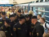 В рамках расследования данного дела в среду у станции метро "Сенная площадь" были задержаны около 20 человек, которые хотели продолжить "фруктовый рейд" на рынках Северной столицы
