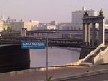 В Москве на Бородинском мосту и на заброшенном здании вывесили баннеры за Навального