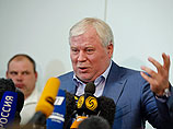 "Я только что передал ему документы из ФМС России. Они позволят ему покинуть транзитную зону", - сказал адвокат Сноудена Анатолий Кучерена "Я только что передал ему документы из ФМС России. Они позволят ему покинуть транзитную зону", - сказал адвокат Сноудена Анатолий Кучерена