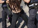 Активистки-феминистки из Femen атаковали российское посольство в Стокгольме: с голой грудью пролезли за забор
