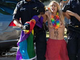В Стокгольме задержали двух активисток Femen: с голой грудью пролезли за забор российского посольства
