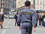 Полиция усилила меры безопасности, проверяет документы, некоторых провожает к полицейскому автобусу Полиция усилила меры безопасности, проверяет документы, некоторых провожает к полицейскому автобусу