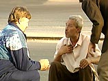 Материал для своего научного труда он добывал на улицах, в пивных и в подземных переходах. Иногда за бутылку покупал уникальные рукописи - специальные книжечки, куда уголовники записывают воровские поговорки и песни Материал для своего научного труда он добывал на улицах, в пивных и в подземных переходах. Иногда за бутылку покупал уникальные рукописи - специальные книжечки, куда уголовники записывают воровские поговорки и песни