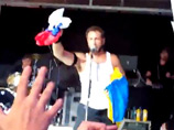 Один из участников группы на концерте в одесском клубе "Ибица" в среду надругался над российским флагом