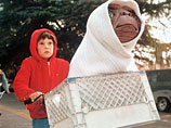Фантастический фильм Стивена Спилберга "Инопланетянин" (E.T. The Extra-Terrestrial), снятый в 1982 году, согласно опросу британцев, является их самым любимым фильмом детства, а сам Спилберг - любимым режиссером