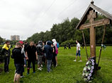 Причем акцию хотели совместить с возложением цветов к памятному кресту на Кронштадтском бульваре, где в декабре 2010 года в драке с кавказцами был убит футбольный фанат Егор Свиридов
