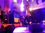 Бас-гитарист панк-группы Bloodhound Gang Джаред Хасселхофф во время концерта 30 июля в Киеве помочился на сцене на государственный флаг Украины