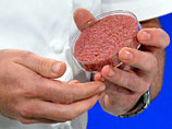 В Нидерландах состоялась премьера необычного блюда: ученые предложили нескольким экспертам попробовать первый в мире бургер, приготовленный из выращенного в лабораторных условиях мяса