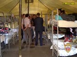 Правозащитники, приехавшие инспектировать лагерь и поговорившие с его жителями, сообщили, что главным образом нелегалы жаловались на скученность в палатках, совместное проживание женщин и мужчин, отсутствие горячей воды, на проблемы питания Правозащитники, приехавшие инспектировать лагерь и поговорившие с его жителями, сообщили, что главным образом нелегалы жаловались на скученность в палатках, совместное проживание женщин и мужчин, отсутствие горячей воды, на проблемы питания