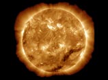 По данным американского космического агентства NASA, в ближайшее время магнитное поле Солнца перевернется - это событие происходит с цикличностью в 11 лет и связано с достижением светилом пика активности