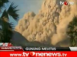 Извержение вулкана в Индонезии: горячим пеплом засыпало пляж с людьми
