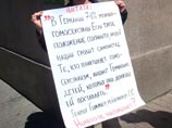 12 июня в Петербурге прошла серия одиночных пикетов против политических репрессий, на которых был плакат с цитатой из Гиммлера и припиской "Ничего не напоминает?" 12 июня в Петербурге прошла серия одиночных пикетов против политических репрессий, на которых был плакат с цитатой из Гиммлера и припиской "Ничего не напоминает?"