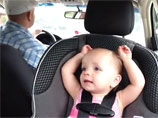 На этой неделе хитом интернета стал видеоролик, где полуторагодовалая Элла Мэй, сидящая в детском креслице на заднем сидении отцовского автомобиля, исполняет песню Элвиса Пресли An American Trilogy